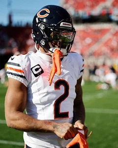 Foto de fútbol americano de la NFL DJ Moore con visera de campo de los Chicago Bears 8x10 - Imagen 1 de 1