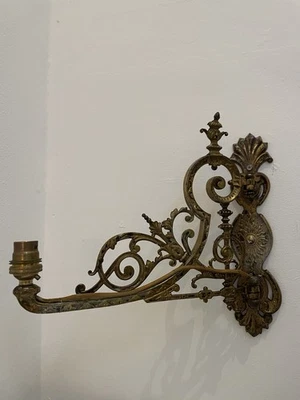 Aplique de pared con brazo oscilante de latón rococó década de 1880 Sunburst Art Nouveau con cable Foto 1 de 4