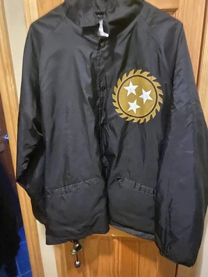 Chaqueta cortavientos WHITECHAPEL Knoxville TN Metal esta es la sierra del exilio es la ley Foto 1 de 4