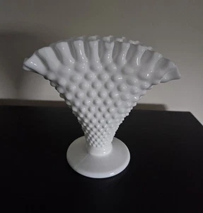 Vintage Fenton White Milk Glass Hobnail Ruffled Edge Fan Vase 5.5" X 6.25 - Picture 1 of 4