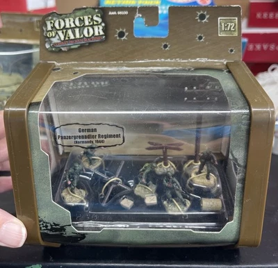 1:72 Unimax Forces Of Valor German Panzergrenadier Regiment Model Soldiers - Image 1 of 4