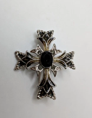 Broche Vintage Firmado Monet Cross Negro Esmalte Tono Plata Foto 1 de 4