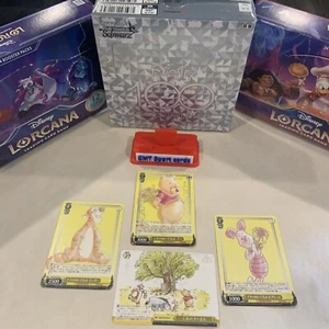 Weiss -  Disney 100 Japanese Pooh And friends.(4) Cards 1(R-foil) 2(UC) 1(CC) - Foto 1 di 2