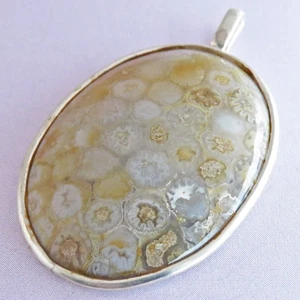 Tesoros recuperados--Elegante colgante con bisel de cuarzo ovalado de plata de ley de SoniaMcD - Imagen 1 de 10