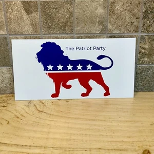 Adesivo Auto Camion Il Patriot Party Leone Paraurti Trump MAGA 2024 - Foto 1 di 8