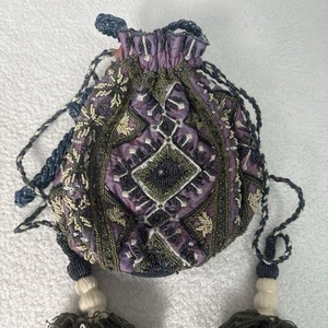 Borsa a mano Anthropologie con perline intrecciate a mano. Viola iridescente/verde/blu/crema - Foto 1 di 11