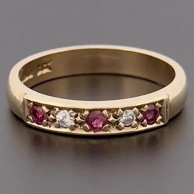 Anillo de oro amarillo de 9 quilates con rubí y diamantes de eternidad de 3,5 mm talla K 1/2 con sello Foto 1 de 4