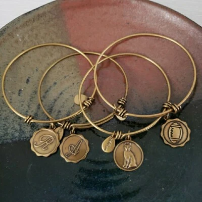 4 Pulseras Bella Ryann Dije Iniciales "A" "R" Gato Fútbol Apilables Marcadas Foto 1 de 4