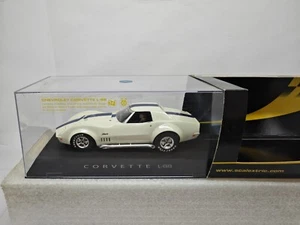 Scalextric 1:32 Chevrolet Corvette L88 bianco Slot Car - Foto 1 di 2