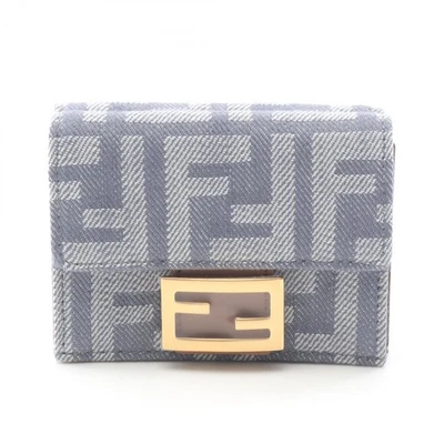 Cartera compacta FENDI Baguette Zucca triple plegable 8M0395AUT4F1SXQ lona azul claro Foto 1 de 4