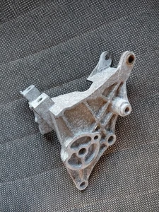 00-05 BUICK CENTUR 3.4L Malibu ALTERNATOR BRACKET USED OEM 12567695 - Picture 1 of 4