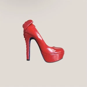 🍸💋 Y2K Betsey Johnson rojo imitación charol corsé lazo tacones mujer’s talla 6 - Imagen 1 de 11
