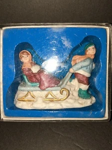 Vintage Winterdorf Ornament, K Mart Junge zieht Mädchen auf Schlitten, Porzellan - Bild 1 von 6