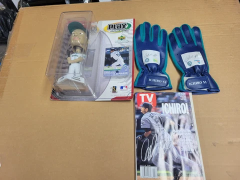 Ichiro Suzuki Sealed Bobble Head 2002 Pepsi Batting Gloves Give Away TV Guide NM Cover