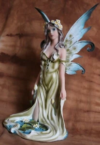 Anmutige Elfe/ Fee am Teich mit Seerosen, Figur, Mystik Deko Fantasy, 30 cm - Picture 1 of 9
