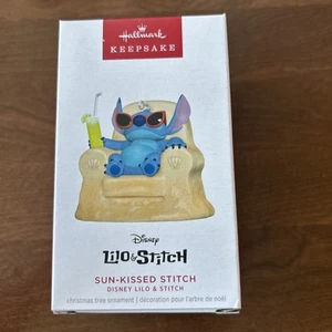 2024 Hallmark Disney Andenken Ornament Lilo & Stitch sonnengeküsster Strand Neu im Karton NEU - Bild 1 von 3