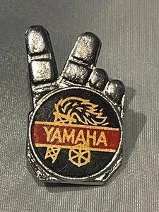 VINTAGE CLASSIC YAMAHA MOTORRAD PIN BADGE - Bild 1 von 3