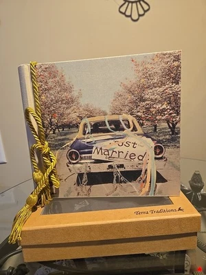 Álbum de fotos de boda recién casada Terra Traditions con borla dorada 4x6 pulgadas Foto 1 de 4