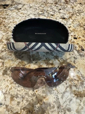 博柏利太阳镜磨损几次 状况良好 复古 — 第 1/3 张图片