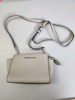 Bolso Bandolera Michael Kors Selma Mini Cuero Gris  Foto 1 de 4