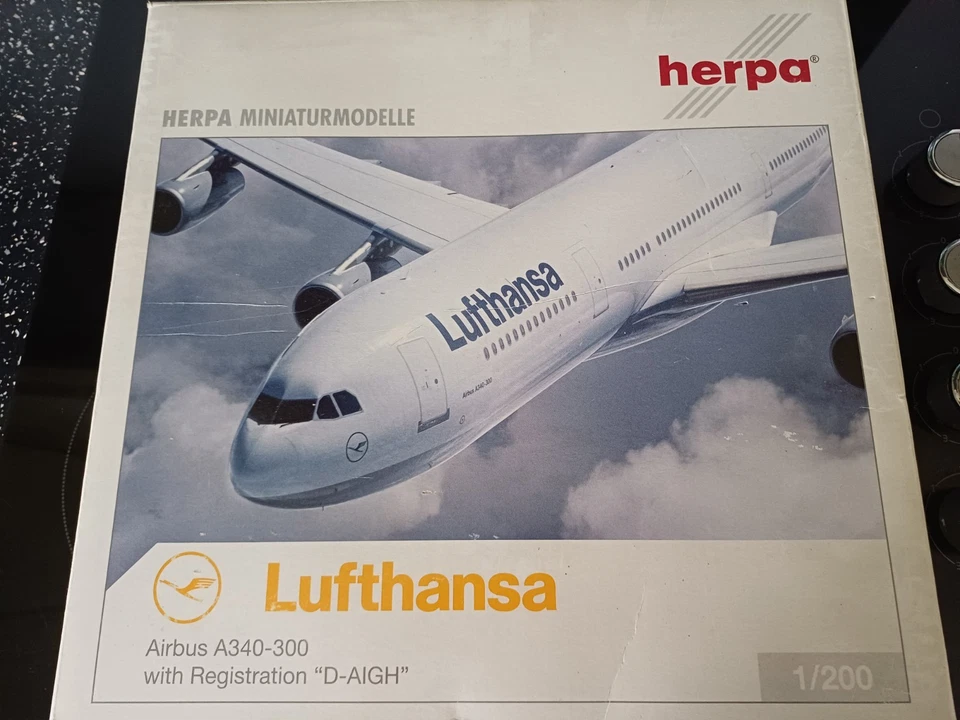 Avión de pasajeros en miniatura Herpa 1:200 Airbus A340-300 Lufthansa Reg D-AIGH 550253 en caja Foto 1 de 4
