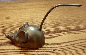 Vintage small brass mouse with long upright tail - Picture 1 of 8
