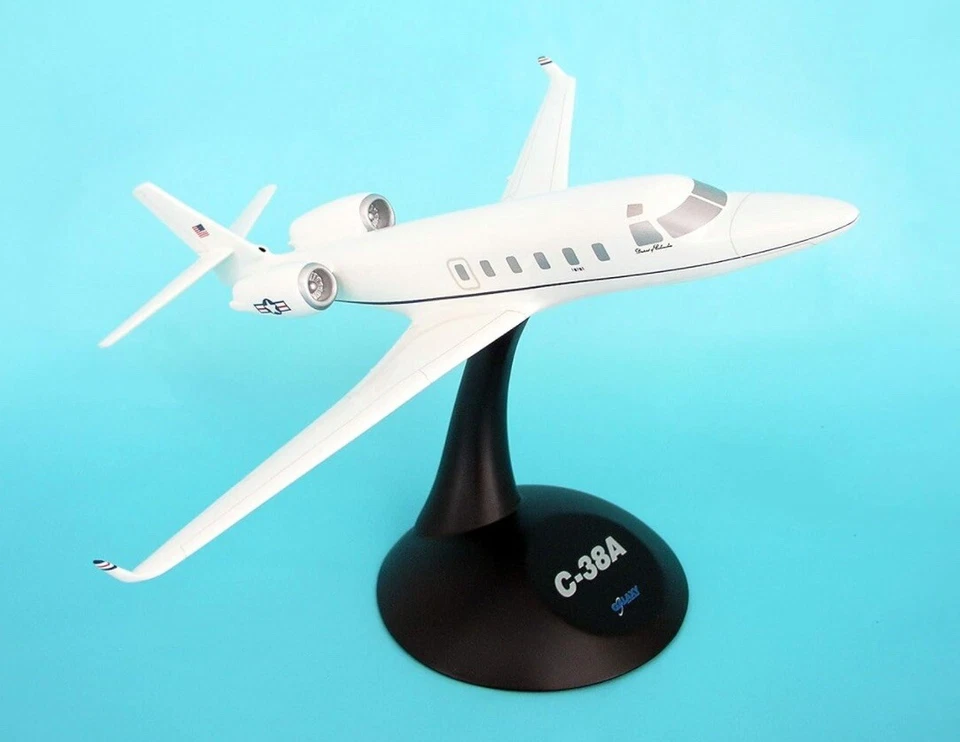 Daron Masyercraft Collection C-38A Courier Modelo 1/48 Madeira Mogno NOVO Suporte - Imagem 1 de 1