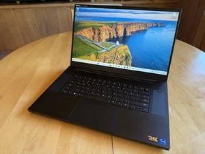 Razer Blade 17 11th Gen i7-11800H-GeForce RTX 3060-360Hz-16GB RAM-1TB SSD-Win 11 - Foto 1 di 20