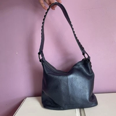 Cartera de cuero azul metálico Kenneth Cole Reaction con correa remachada con tachuelas Foto 1 de 4