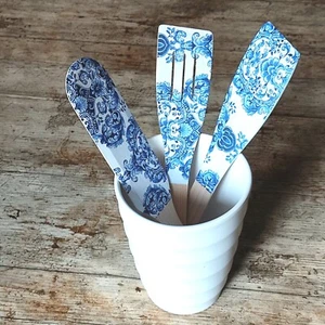 Juego de espátulas decoración blanca y azul. Utensilios de cocina inspirados en Chinoiserie. - Imagen 1 de 3