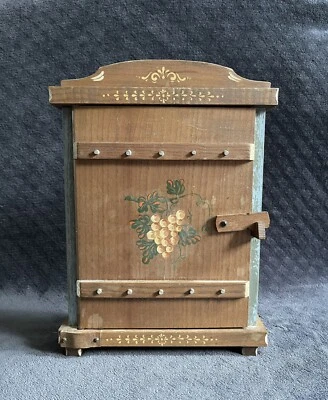 Gabinete de accesorios colgantes de madera pintado a mano de arte popular vintage para bebidas de vino Foto 1 de 4