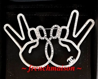 AUTÉNTICO BROCHE ALFILER CHANEL CC Enorme Arte Pop Plata V Victoria Declaración Paz Nuevo Foto 1 de 3
