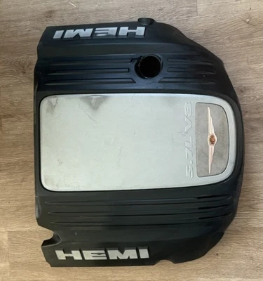 CUBIERTA DE MOTOR DE PLÁSTICO HEMI 5,7 L Cubierta de motor Chrysler 300C 2005-2008 Foto 1 de 4