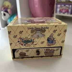 Boite à musique little grey rabbit vintage ancienne lapin Pierre Lapin - Photo 1/20