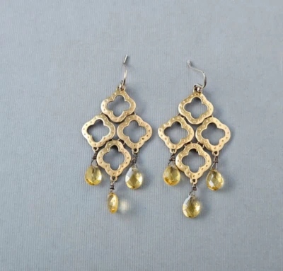 Pendientes de trébol de firma Stella y puntos colgantes citrino facetado lágrima tono dorado Foto 1 de 4