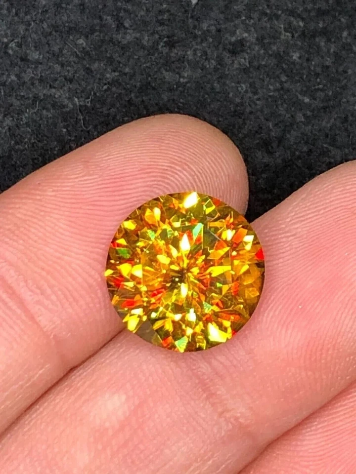 Piedra preciosa natural de corte redondo de titanita con esfena de fuego completo de 4,00 quilates para joyería Foto 1 de 4