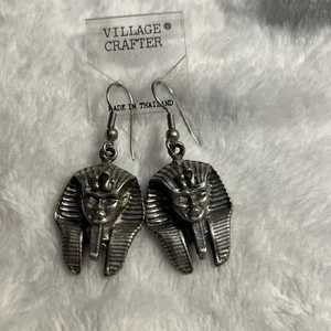 Pharaoh Heads Pierced Earrings Silver Tone Vintage Style Egyptian Revival 1” - Picture 1 of 6