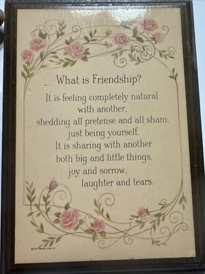 Vintage 1977 Cartões Hallmark Placa de Parede de Madeira O que é Amizade Marrom - Imagem 1 de 4