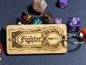 DND Clase de Luchador Hecho a Mano Madera 2 Caras Juegos Mesa RPG Llavero Papel de Regalo - Imagen 1 de 3