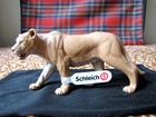 Schleich Löwin mit Fahne 14712 von 2013