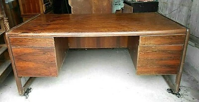 UN RARO ESCRITORIO EJECUTIVO DE DOBLE BANCO DE PALISANDRO MODERNO DE MEDIADOS DE SIGLO Foto 1 de 4