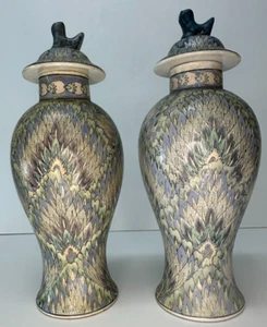 Coppia di antichi vasi cinesi in porcellana blu, verde, bianca con coperchi made in Macao - Foto 1 di 10