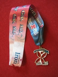 2013 Iron Girl Athleta Finisher medalla Rocky Gap Maryland - Imagen 1 de 4