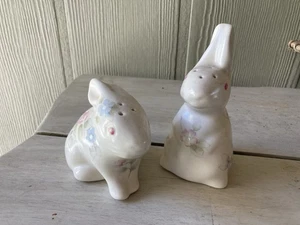 Salero y pimentero vintage Pfaltzgraff rosa té conejitos flores rosas y azules - Imagen 1 de 8