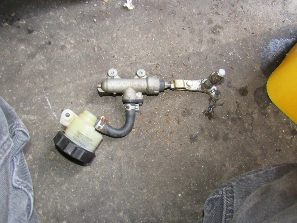 Suzuki GSX600 2002 Katana freno trasero cilindro maestro Foto 1 de 1