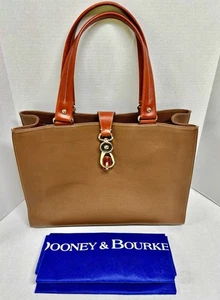 Bolso de Mano Dooney & Bourke Grande con Bloqueo con Logotipo, Cuero Guijarro con Bolsa para el Polvo - Marrón, Dorado - Imagen 1 de 24