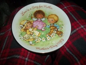 Avon 1983 “Love is a song“ Mother's Day Porcelain Plate 22k Gold Trim - Bild 1 von 2