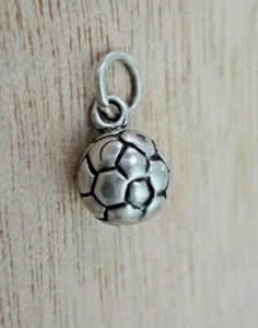 ¡Dije de pelota de fútbol sólido de plata esterlina 3D pequeño 7 mm! - Imagen 1 de 4