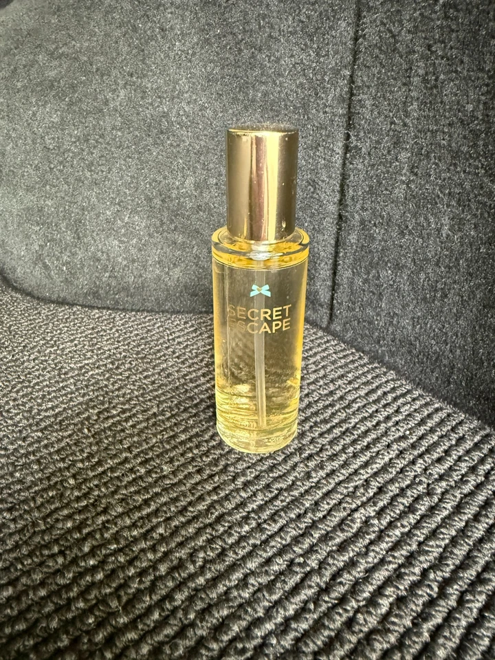 De colección VICTORIA'S SECRET ESCAPE Spray Eau de Toilette Perfume EDT 1 OZ NUEVO Foto 1 de 2