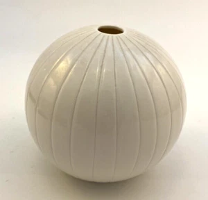 Jarrón esférico de porcelana marfil moderno acanalado - Imagen 1 de 4